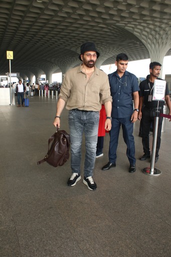 शॉर्ट्स में मानुषी छिल्लर ने ढाया कहर, तो विक्रांत मैसी ने दिखाया कूल अंदाज, देखें सितारों की फोटोज.... 14 सनी देओल