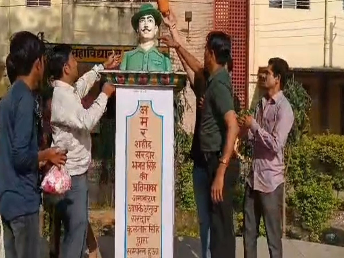 Karauli News: शहीद भगत सिंह, सुखदेव और राजगुरु की याद में अमर शहीद दिवस मनाया,मूर्ति का दुग्ध अभिषेक