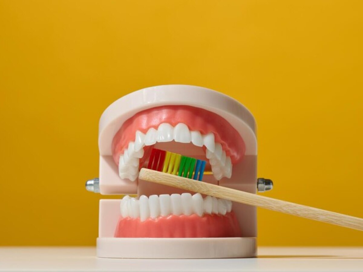 दांतों पर जमी पीली परत को हटाने के लिए महंगा टूथपेस्ट नहीं, ये घरेलू चीजें हैं रामबाण उपाय