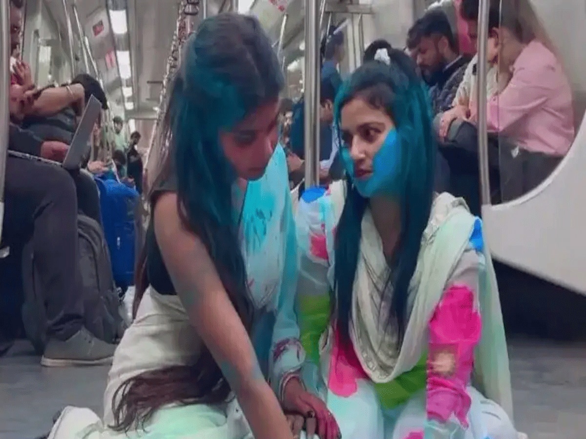 Delhi Metro: मेट्रो कोच में होली खेलने वाली लड़कियों पर भड़के यात्री, DMRC और पुलिस से की सख्त कार्रवाई की मांग