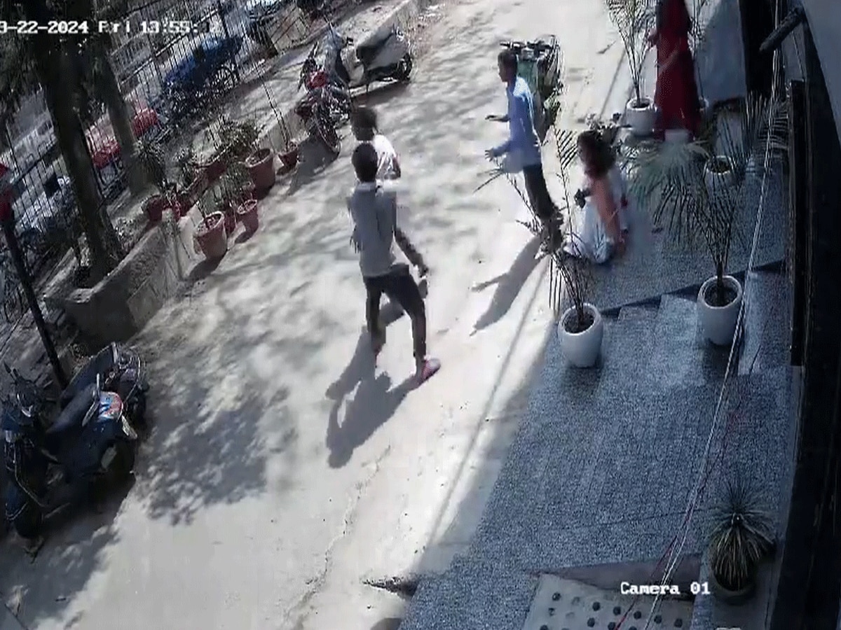 Delhi Crime: लड़की के पीछे चाकू लेकर दौड़ा शख्स, खौफजदा वीडियो आया सामने, लोगों ने ऐसे रोका आरोपी को