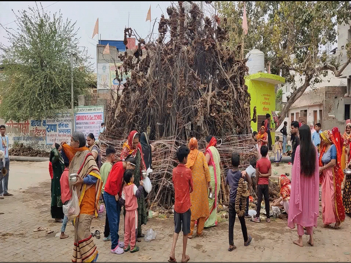 Holi 2024: भद्रकाल में शुरू हुआ होली पूजन, मंदिरों में उमड़ी महिला की भीड़, जानें महत्व