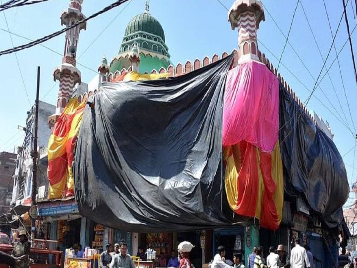 Aligarh News: प्रशासन ने मस्जिदों को तिरपाल से क्यों ढकवाया; जानें पूरा मामला Aligarh News: प्रशासन ने मस्जिदों को तिरपाल से क्यों ढकवाया; जानें पूरा मामला