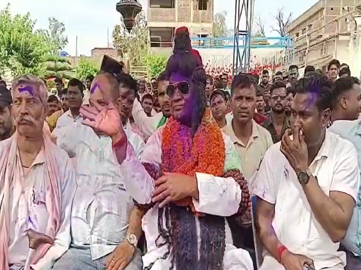 RJD के होली मिलन समारोह में जमकर उड़े रंग-गुलाल, मंत्री की जटा ने लोगों को किया आकर्षित 