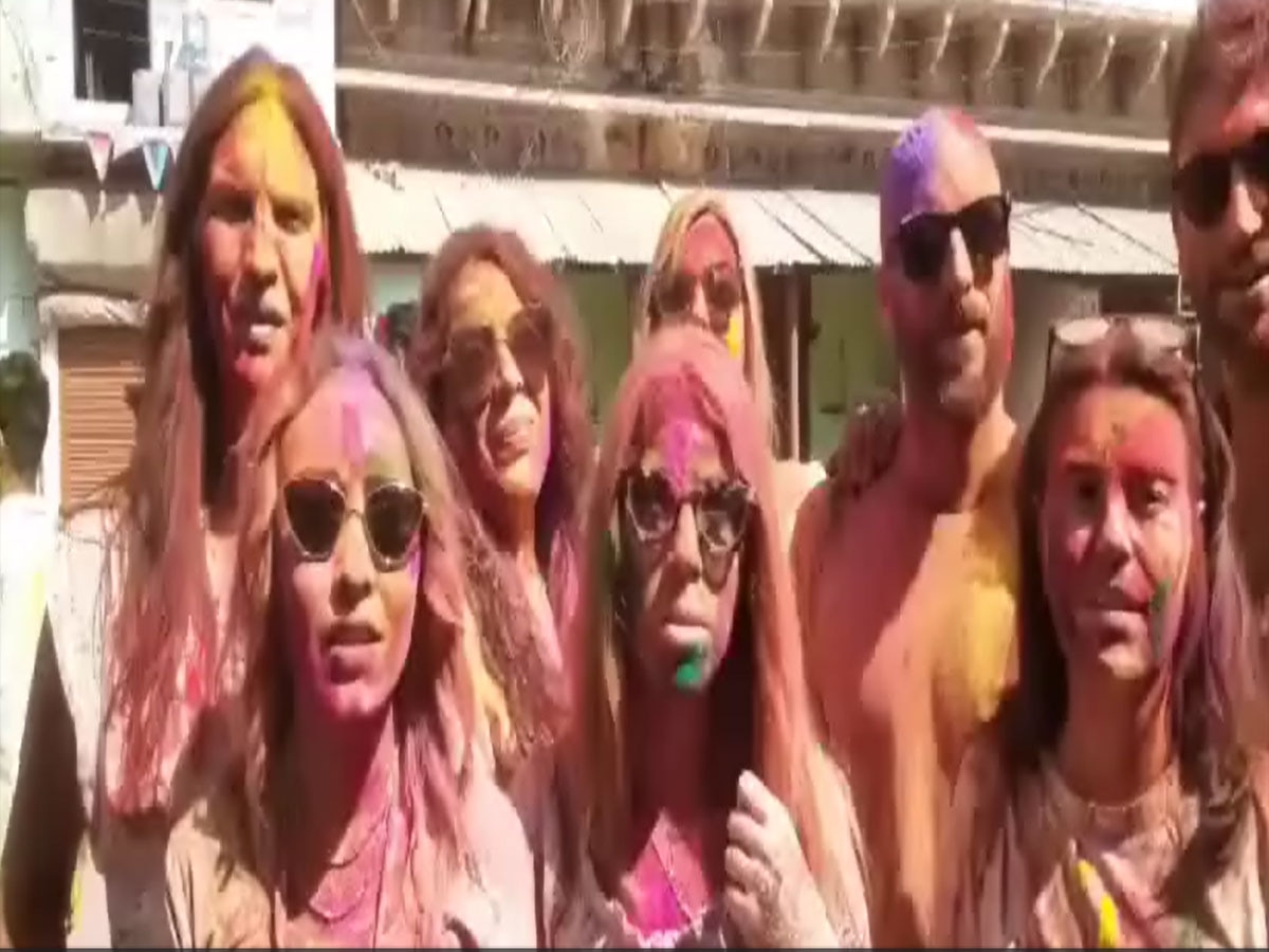 Holi 2024 : रंगों में सराबोर हुए विदेशी सैलानी, पर्यटन नगरी मण्डावा में होली की धूम