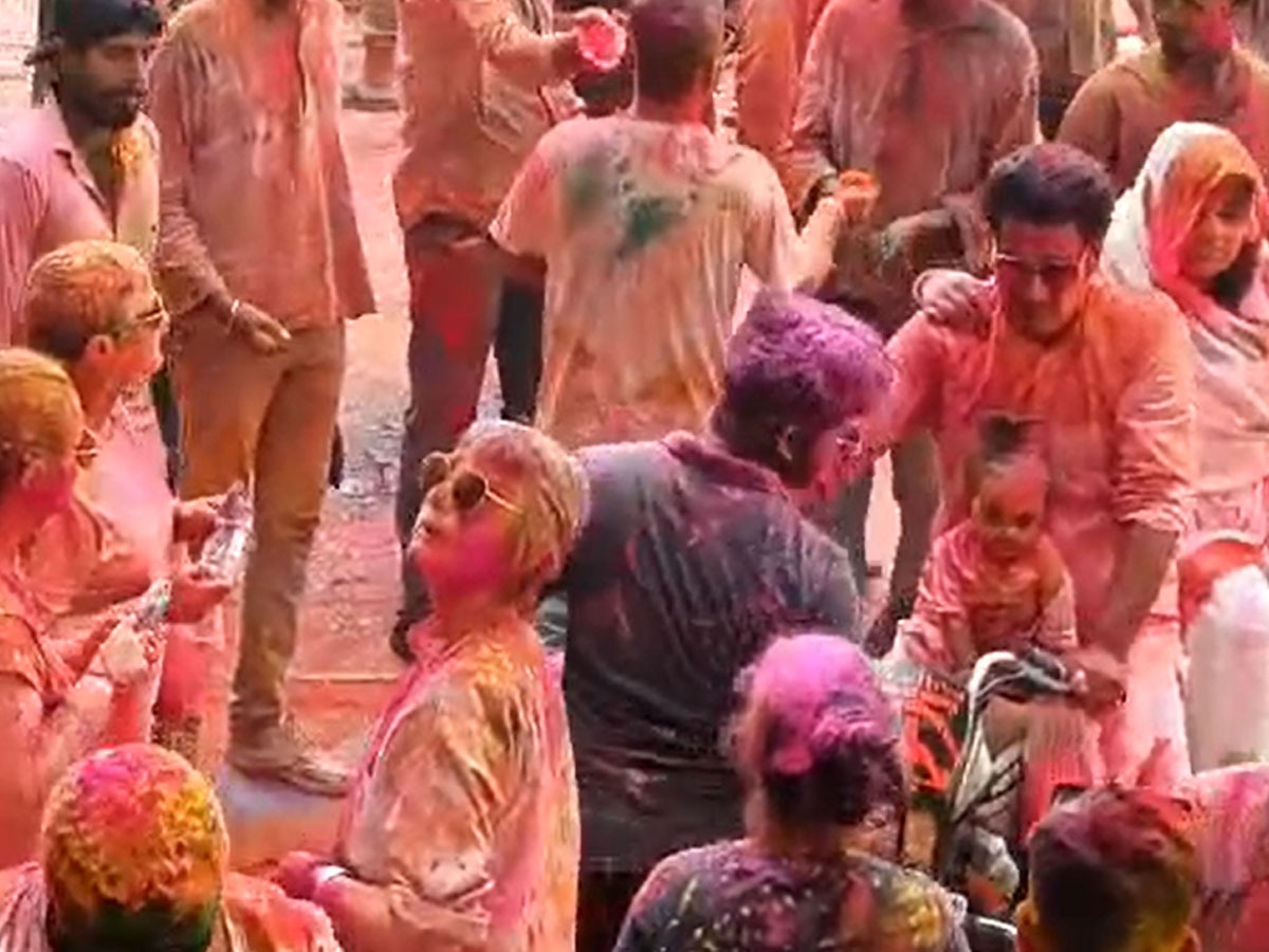 Holi 2024 : जैसलमेर में जमकर रंग बरसे, देसी-विदेशी सैलानी होली के गीतों पर खूब थिरके  