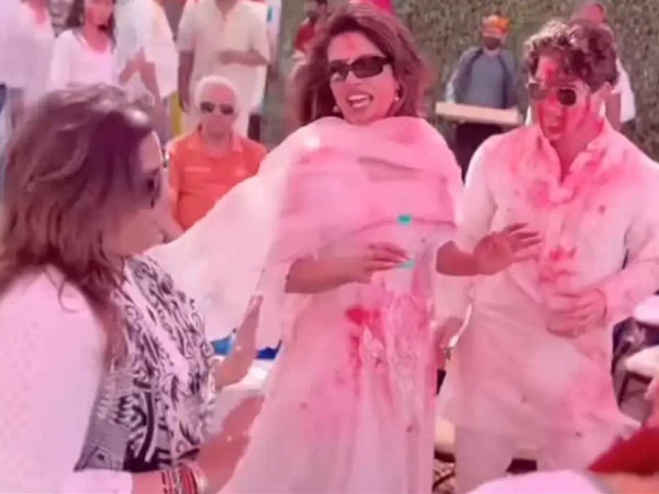 Video: प्रियंका चोपड़ा और निक जोनास ने होली पर किया डांस; बेटी भी आई नजर