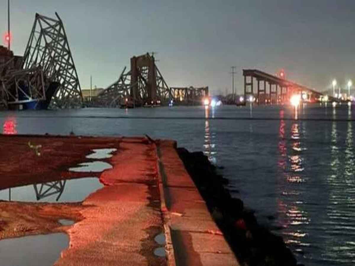 Baltimore Bridge Collapses: अमेरिका में ताश के पत्तों की तरह ढहा पुल, कंटेनर शिप के टकराने से हुआ हादसा