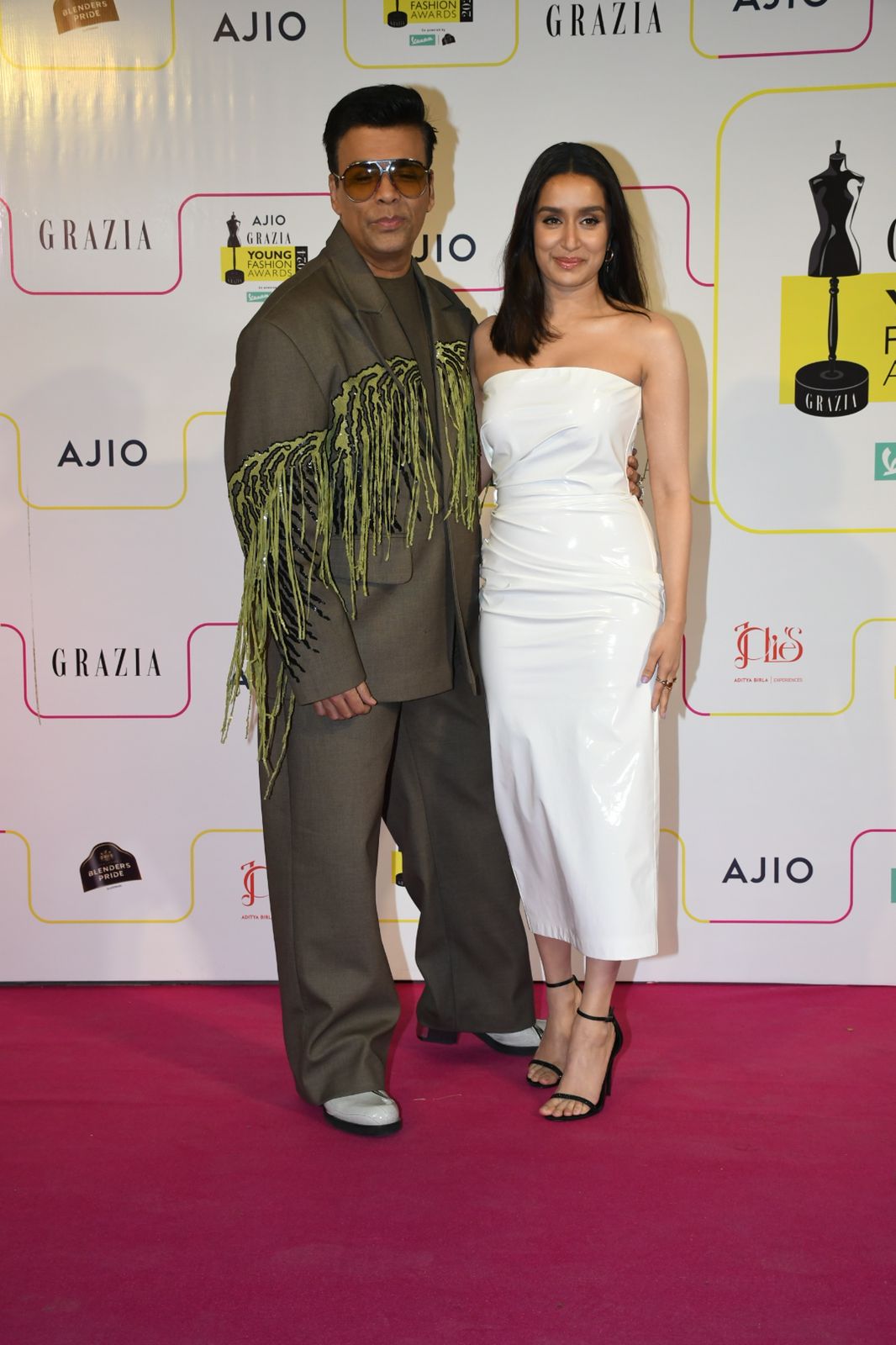 मृणाल ठाकुर का दिखा ग्लैमरस अंदाज, तो श्रद्धा ने ढाया व्हाइट आउटफिट में कहर, देखें सितारों का जलवा.... 26 करण और श्रद्धा