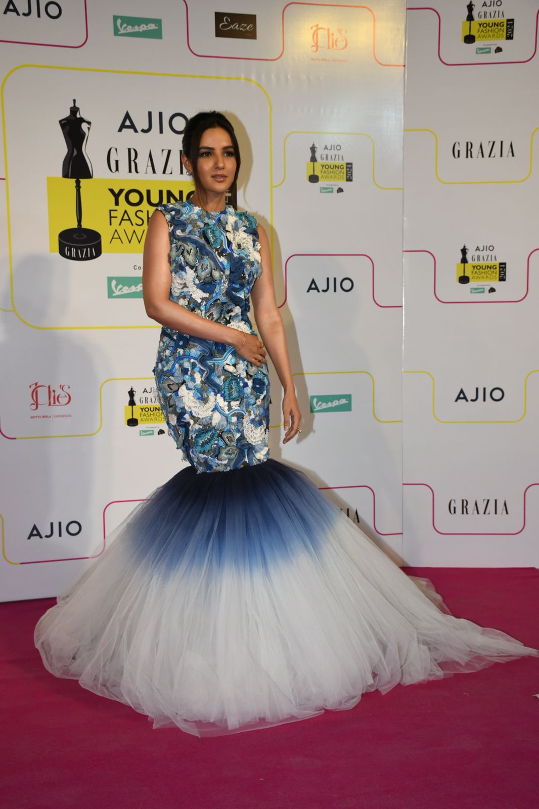 मृणाल ठाकुर का दिखा ग्लैमरस अंदाज, तो श्रद्धा ने ढाया व्हाइट आउटफिट में कहर, देखें सितारों का जलवा.... 28 जैस्मिन भसीन