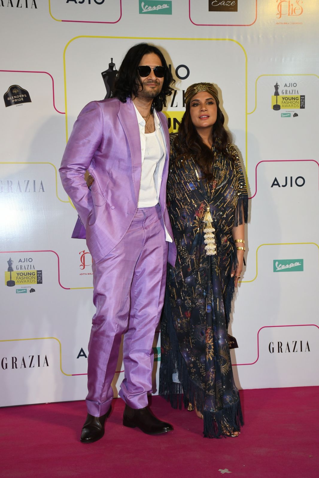 मृणाल ठाकुर का दिखा ग्लैमरस अंदाज, तो श्रद्धा ने ढाया व्हाइट आउटफिट में कहर, देखें सितारों का जलवा.... 32 अली फजल और रिचा चड्ढा