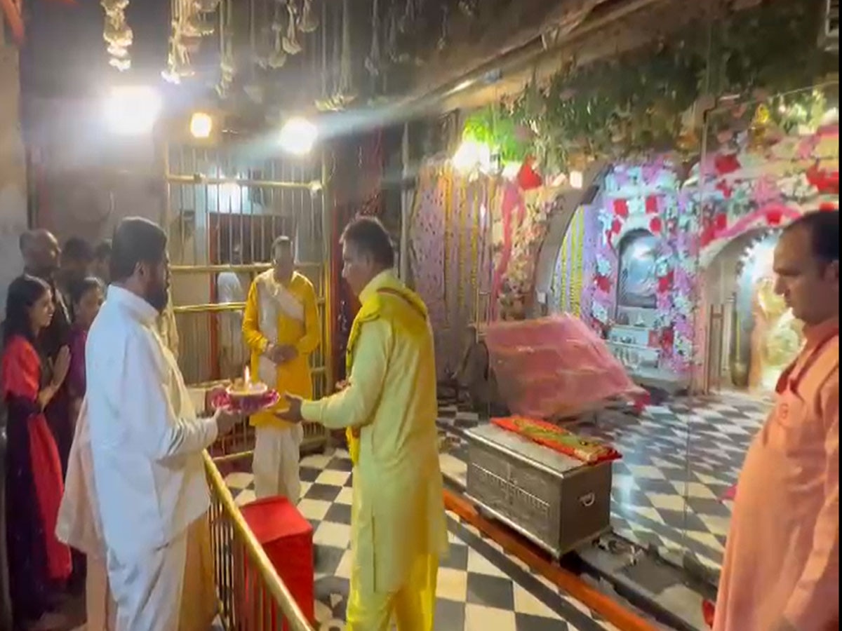 Dausa News: महाराष्ट्र के CM एकनाथ शिंदे पत्नी संग पहुंचे मेहंदीपुर बालाजी, वैदिक मंत्रोच्चार से की पूजा