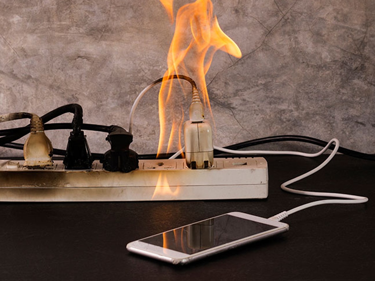 मोबाइल चार्जर से लग सकती है घर में आग, यूजर्स की लापरवाही बन सकती है जानलेवा 