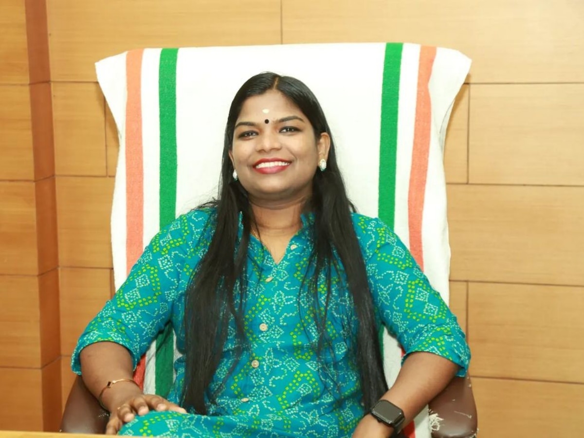 IAS Success Story: हॉस्टल की वॉर्डन ने क्रैक किया UPSC एग्जाम और बन गईं केरल की पहली आदिवासी महिला IAS अफसर