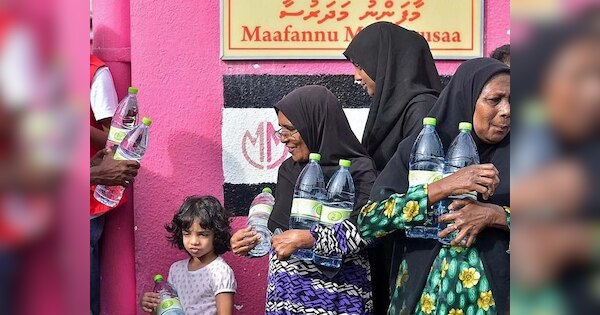 Maldives News: भारत से दुश्मनी कर बूंद- बूंद पानी को तरसा मालदीव, मोइज्जू ने चीन से मंगाया 1500 टन ड्रिंकिंग वाटर
