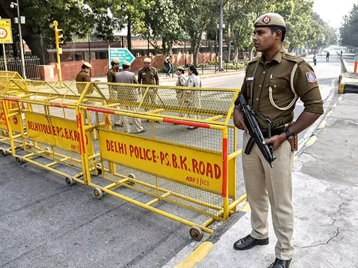 Arvind Kejriwal की पेशी से पहले कोर्ट छावनी में तब्दील, प्रोटेस्ट करने वालों को हिरासत में लेने के आदेश, ये है पुलिस के सुरक्षा के इंतजाम