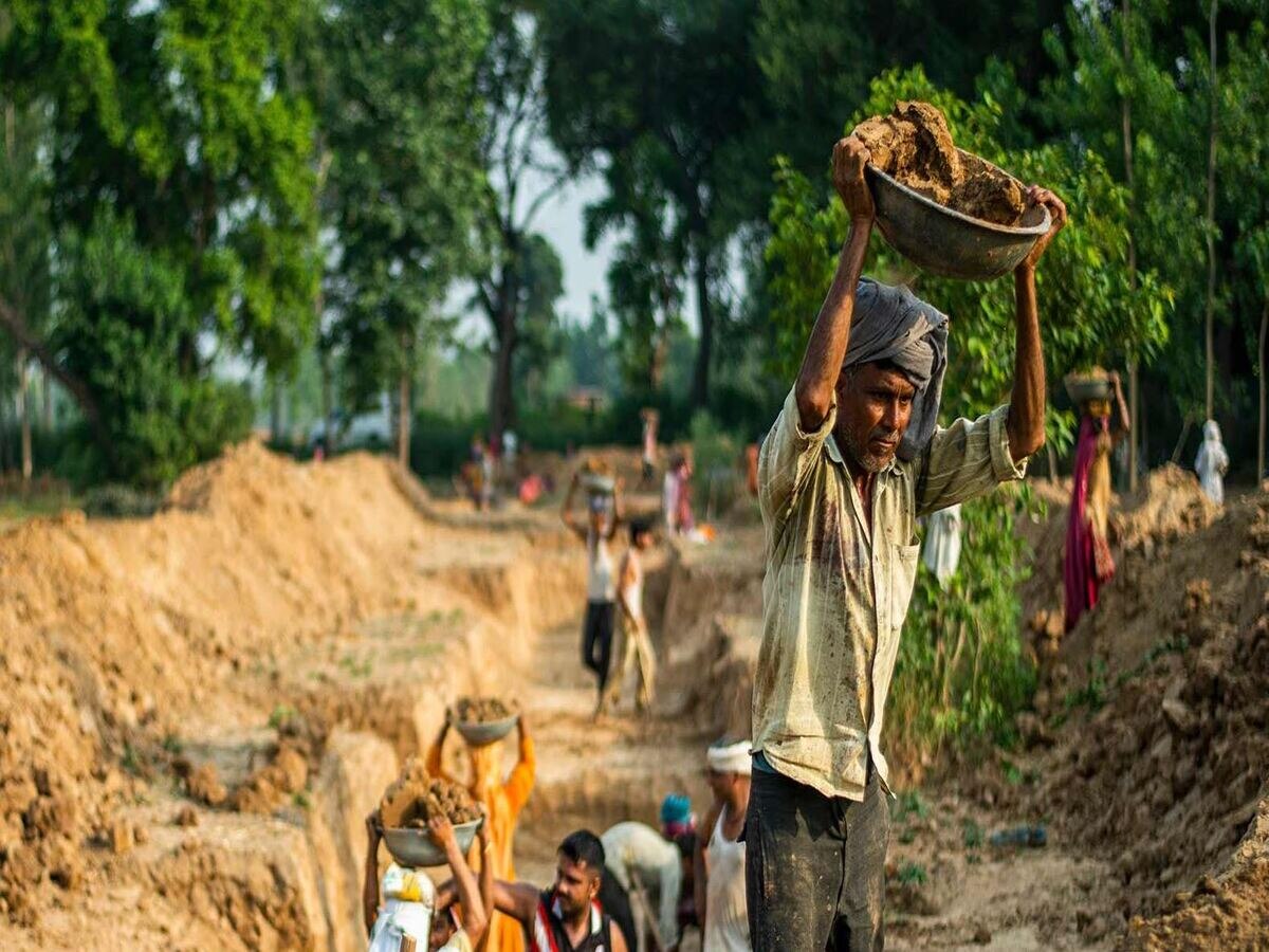 MGNREGA Worker Wage: ନିର୍ବାଚନ ପୂର୍ବରୁ ୧୪ କୋଟି ଲୋକଙ୍କ ମିଳିବ ଫାଇଦା; ଜାଣନ୍ତୁ କିପରି 