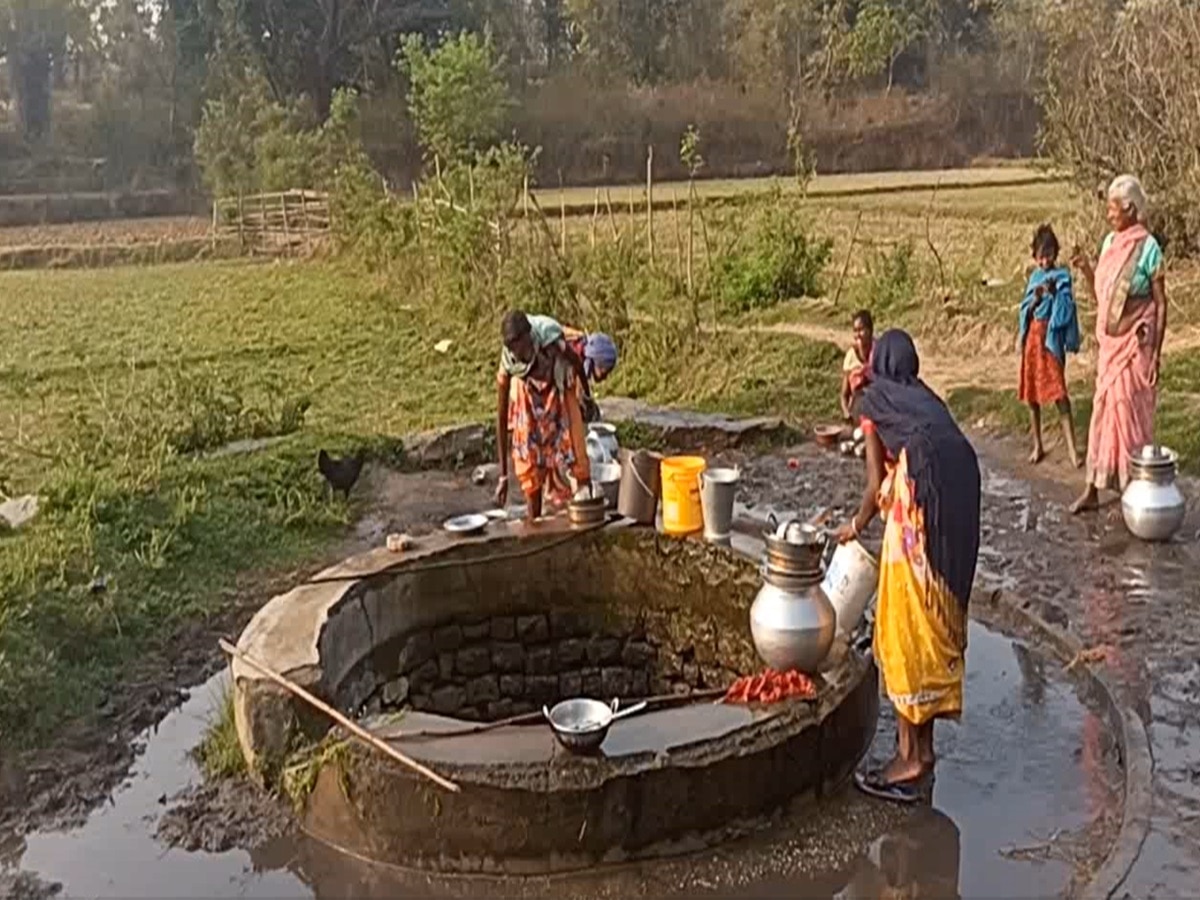गांव के लोग कुएं का पानी पीने को मजबूर