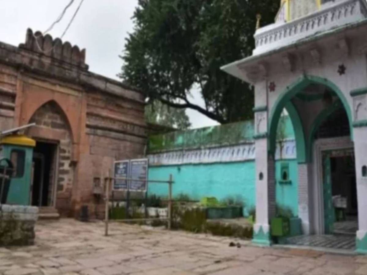 Bhojshala Survey: भोजशाला परिसर में ASI सर्वे का आठवां दिन; कड़ी सुरक्षा के बीच हुई नमाज Bhojshala Survey: भोजशाला परिसर में ASI सर्वे का आठवां दिन; कड़ी सुरक्षा के बीच हुई नमाज