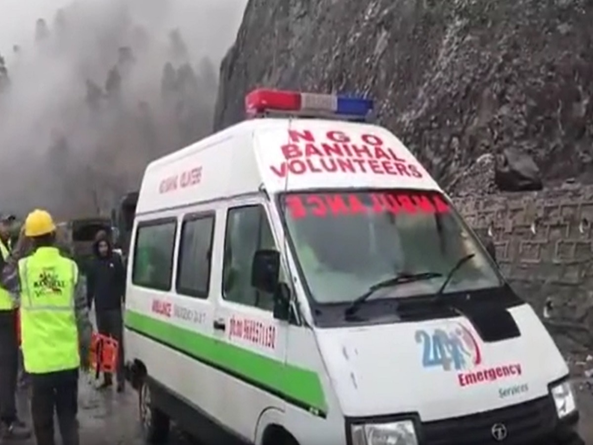 Road Accident: कश्मीर में 300 फीट गहरी खाई में गिरी गाड़ी, बिहार के 9 मजदूरों की मौत