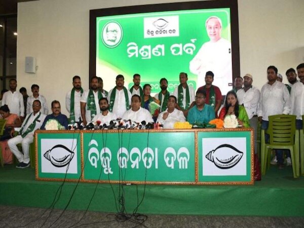 BJD Mishran Parba: ଶଙ୍ଖଭବନରେ ବିଜୁ ଜନତା ଦଳରେ ସାମିଲ ହେଲେ ବିଜେପି କର୍ମକର୍ତ୍ତା ଏବଂ ନିର୍ବାଚିତ ପ୍ରତିନିଧି