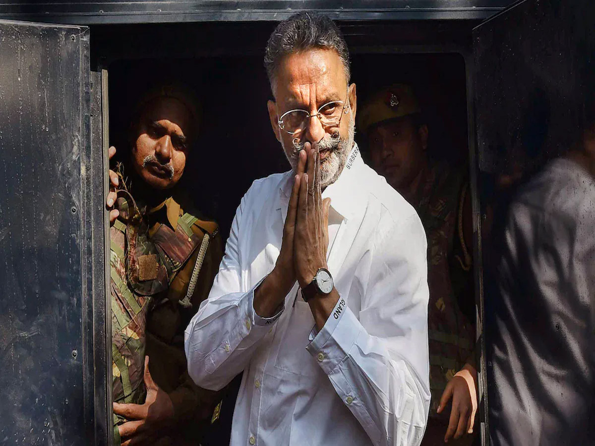 Mukhtar Ansari Funeral: मुख्तार अंसारी को देखने उमड़ी भारी भीड़, पुलिस ने कुछ ऐसा किए हैं इंतेजामात Mukhtar Ansari Funeral: मुख्तार अंसारी को देखने उमड़ी भारी भीड़, पुलिस ने कुछ ऐसा किए हैं इंतेजामात