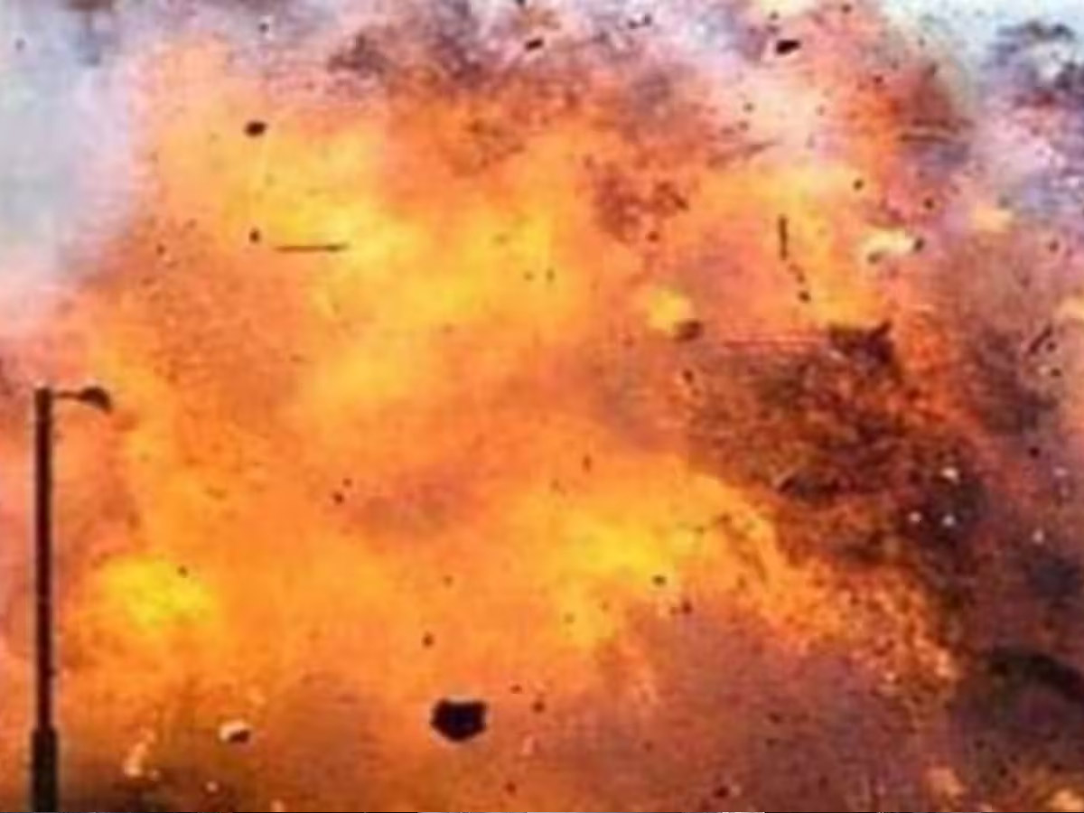 Deoria Cylinder Blast: यूपी के देवरिया में सिलेंडर ब्लास्ट, महिला समेत 3 बच्चों की मौत Deoria Cylinder Blast: यूपी के देवरिया में सिलेंडर ब्लास्ट, महिला समेत 3 बच्चों की मौत