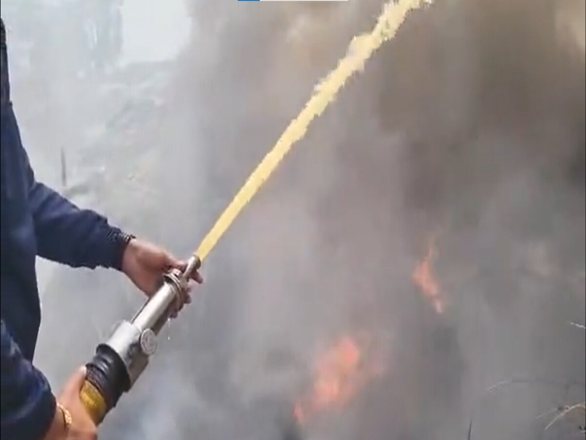 Ghaziabad News: गाजियाबाद कबाड़ी के गोदाम में लगी आग, इलाके में काले धुएं का उठा गुबार