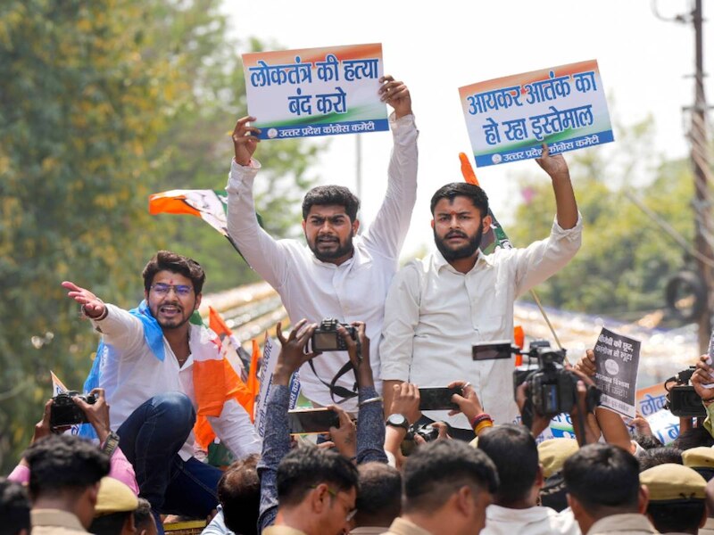 बैनर लेकर किया प्रोटेस्ट
