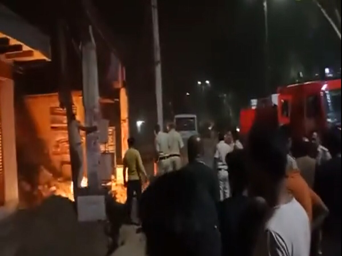 Delhi News: चल रही थी पुलिया की खुदाई तभी फटा गैस पाइपलाइन, जिंदा झुलस गया मजदूर