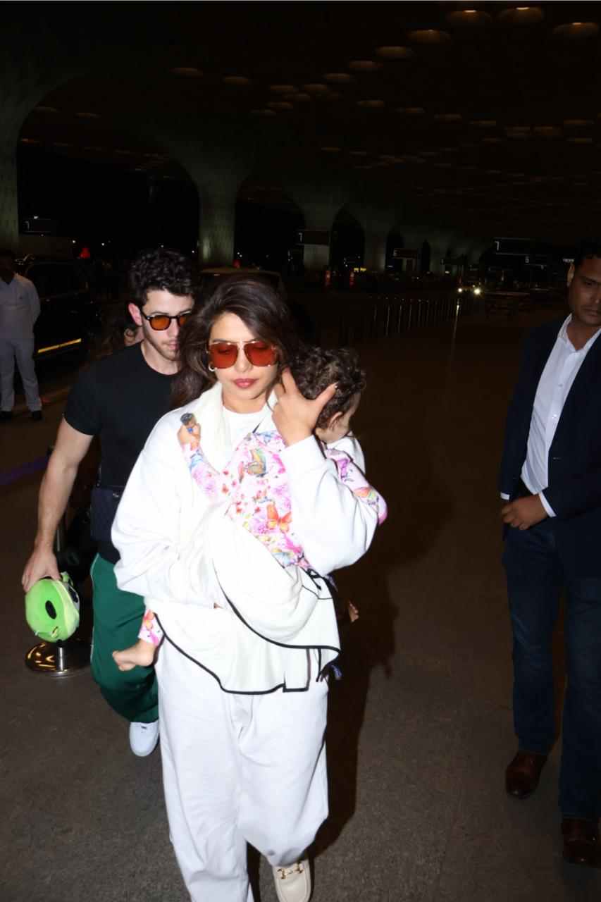प्रियंका का एयरपोर्ट लुक