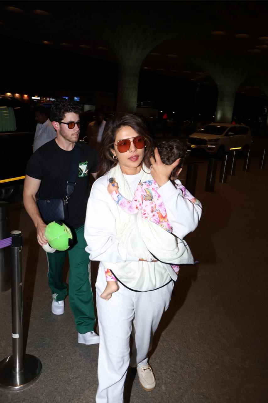 मालती को सीने से चिपकाए आईं नजर