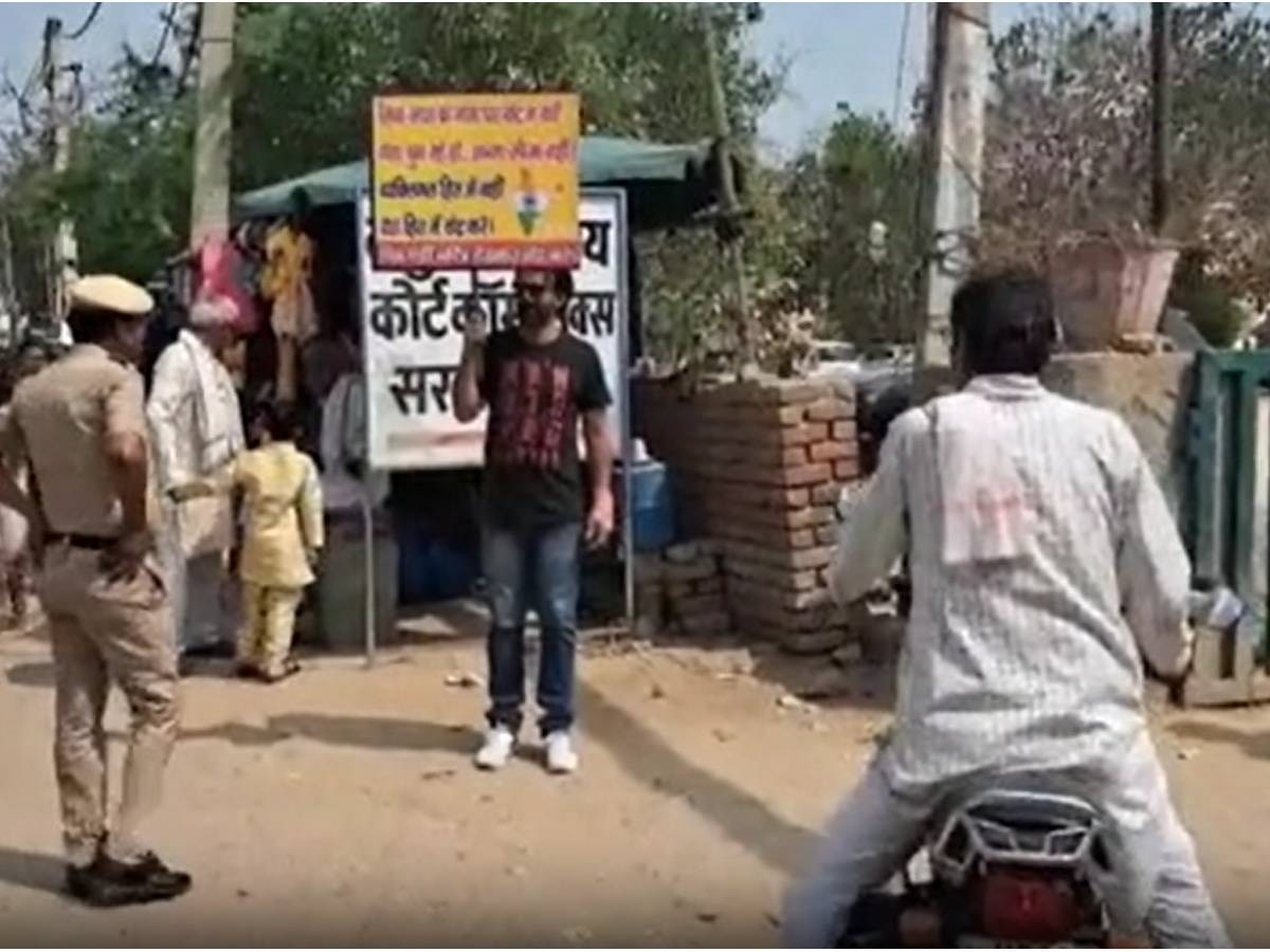 Charkhi Dadri News: रंगकर्मी संजय रामफल ने वोट देने के लिए किया, कहा चित्र नहीं चरित्र देखकर वोट करें