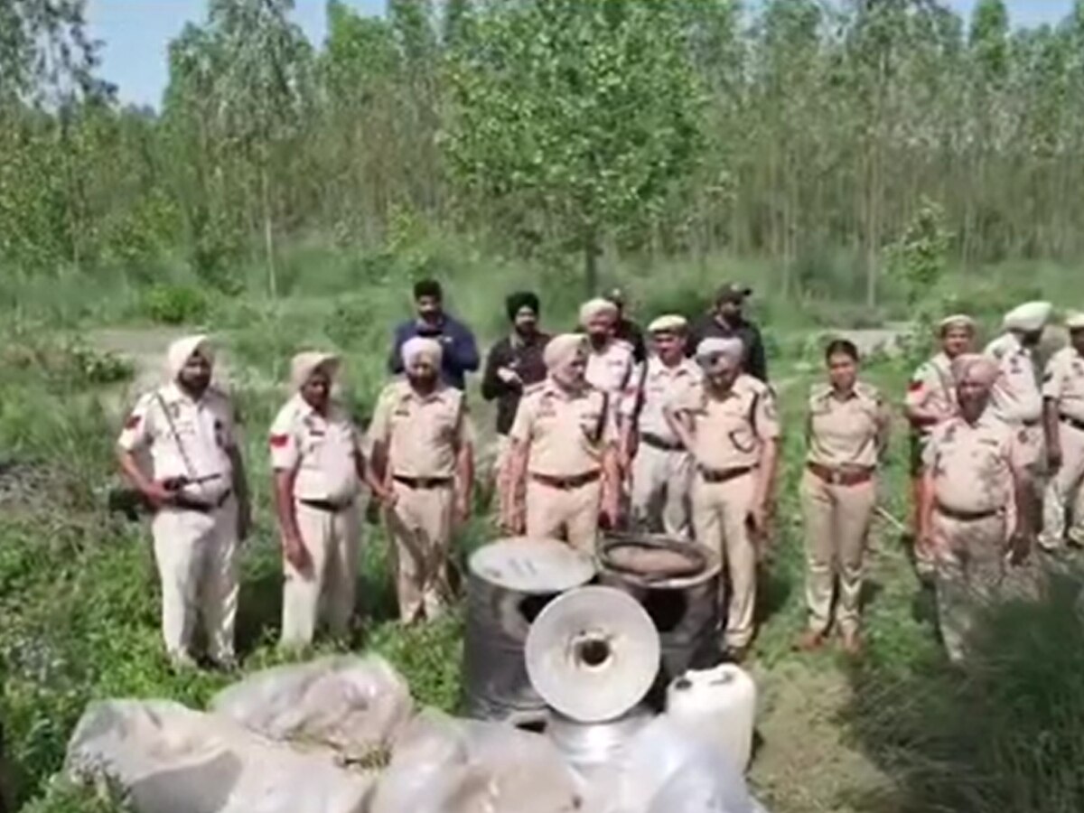 चुनाव कमीशन की हिदायतों पर पुलिस अलग-अलग जगह पर छापेमारी कर भारी मात्रा में लाहन और शराब कर रही बरामद