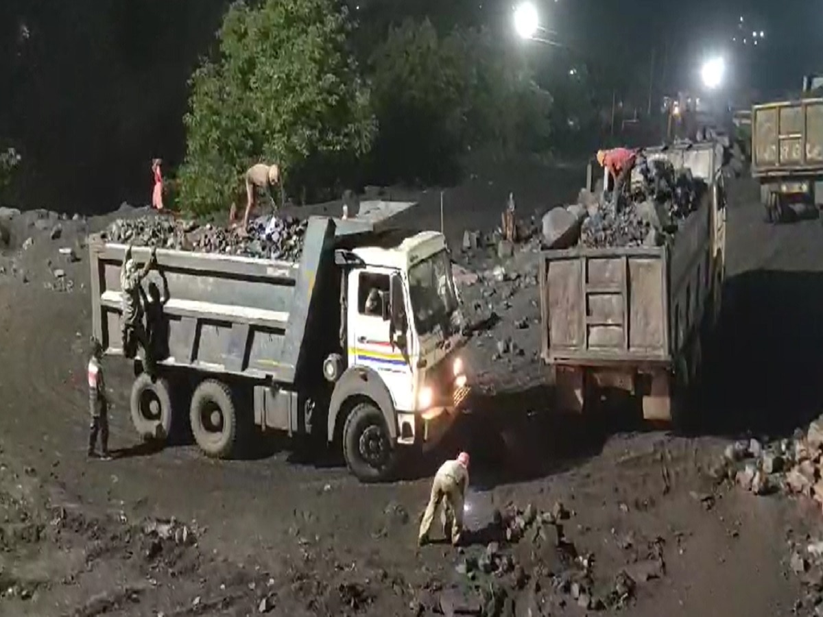 Jharkhand News: बोकारो में कोयले का हो रहा अवैध खनन, चलते हाइवा से उतारा जा रहा कोयला
