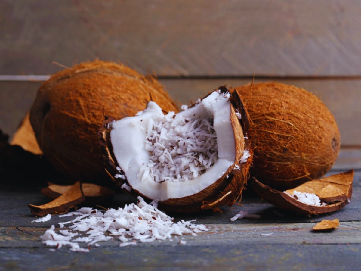 Dry Coconut Benefits: क्या आप जानते हैं सूखे नारियल का टुकड़ा खाने के फायदे? 