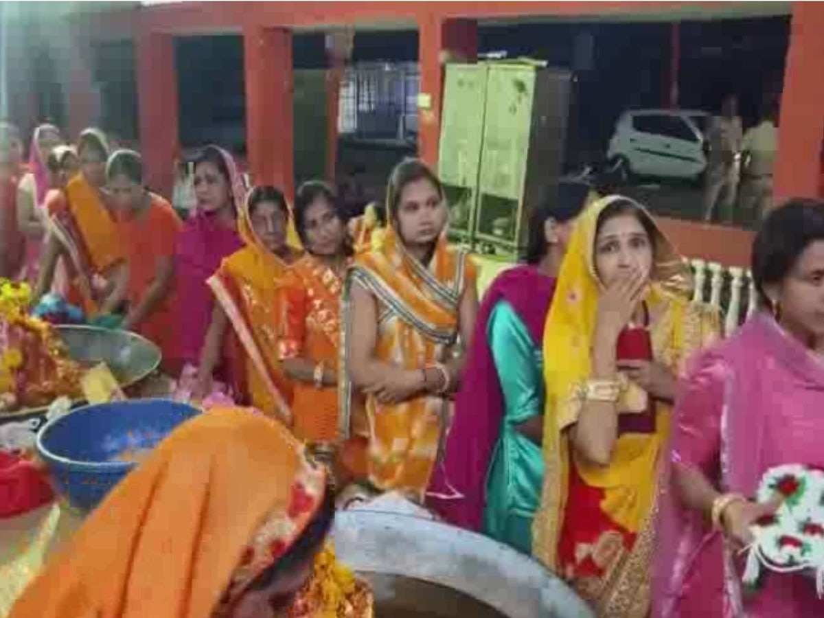 Pratapgarh: शीतला अष्टमी पर्व पर मंदिरों में भक्तों का तांता,माता को लगाया जा रहा ठंडे खाने का भोग