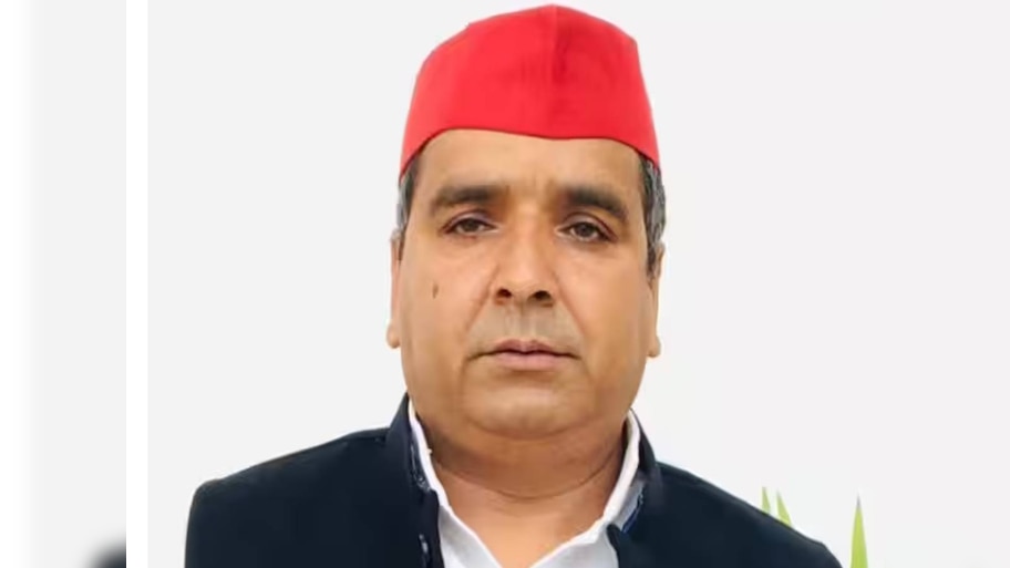 SP नेता धर्मेंद्र यादव ने मुख्तार अंसारी की मौत पर किया गम का इजहार; कब्र पर चढ़ाए फूल