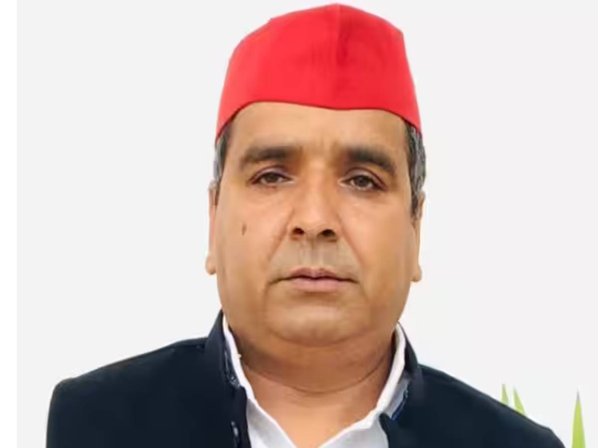 SP नेता धर्मेंद्र यादव ने मुख्तार अंसारी की मौत पर किया गम का इजहार; कब्र पर चढ़ाए फूल SP नेता धर्मेंद्र यादव ने मुख्तार अंसारी की मौत पर किया गम का इजहार; कब्र पर चढ़ाए फूल