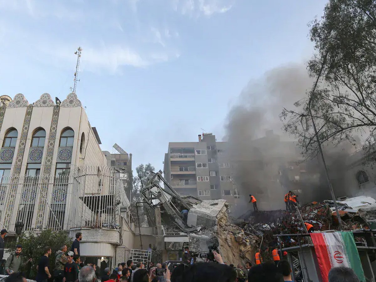 Israel Attack Iran: इजराइल ने ईरान दूतावास पर किया हमला, 2 जनरल और 5 अधिकारियो की मौत