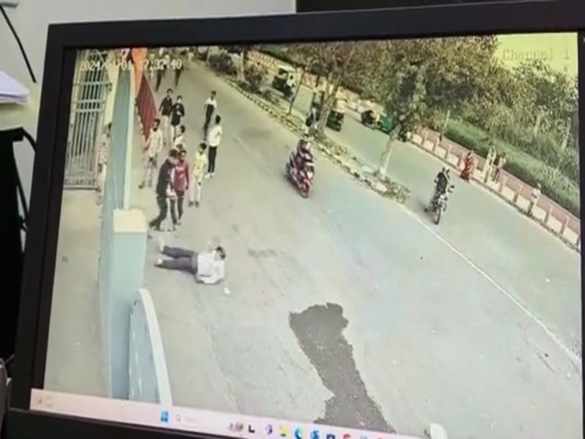 Delhi: ई-रिक्शा चालकों ने डिपो में घुसकर बुरी तरीके से की बस ड्राइवर की पिटाई