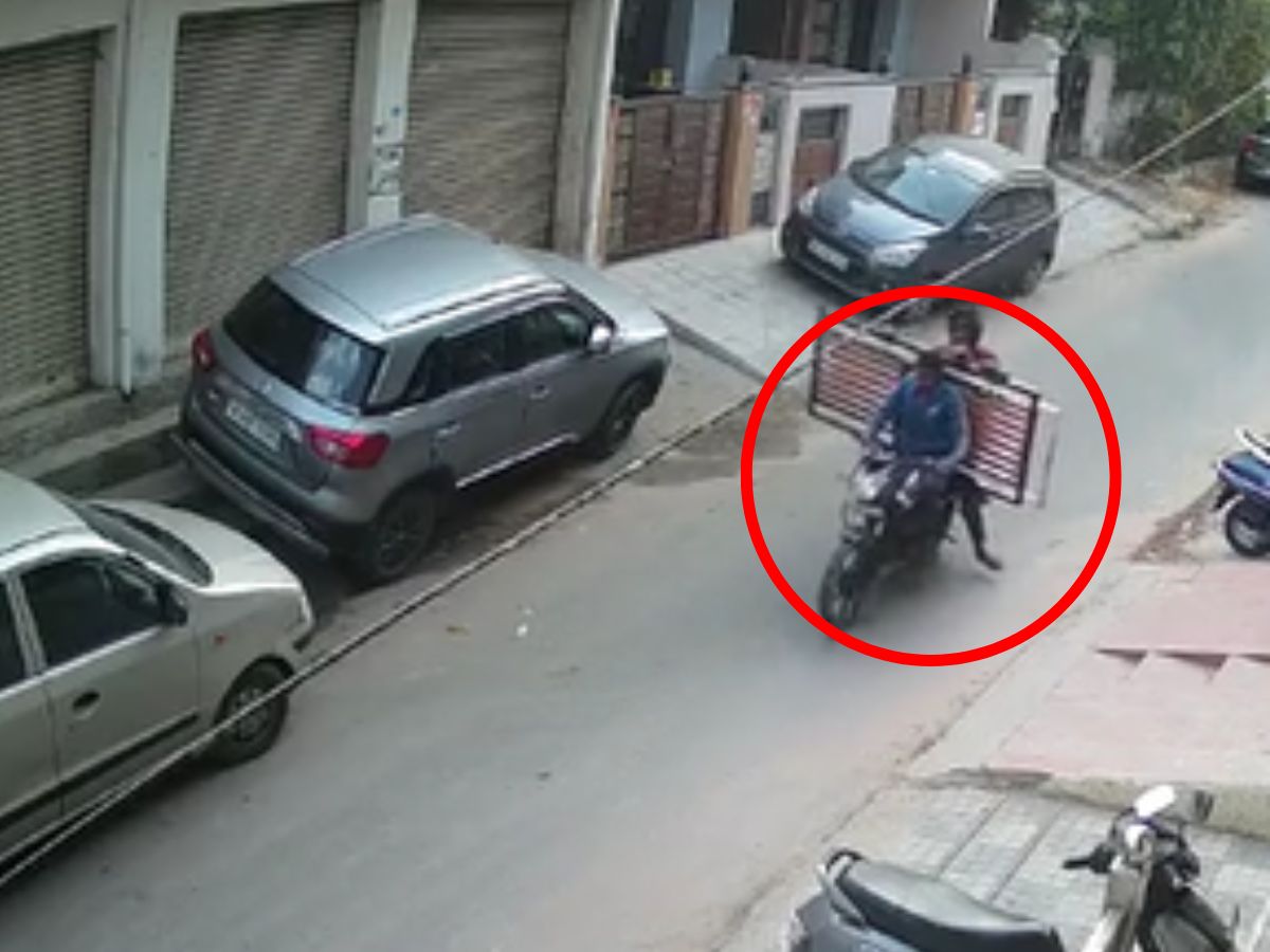 Rajasthan Crime News iron main gate installed outside house was stolen cctv video | Rajasthan Crime: घर छोड़िए आपका मेन गेट भी सुरक्षित नहीं, यहां तो मुख्य दरवाजा ही ले उड़े चोर | Zee News Hindi