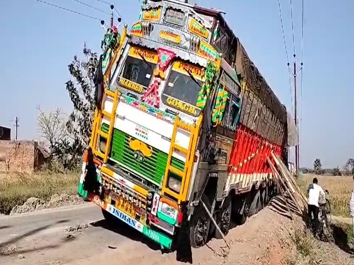 लाखों रुपए की लागत से डेढ़ माह पूर्व बनी सड़क, अह गड्ढे में फंस रहे वाहन