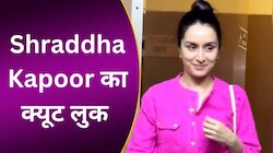 पिंक शर्ट के साथ ब्लू डेनिम जीन्स में नजर आईं Shraddha Kapoor