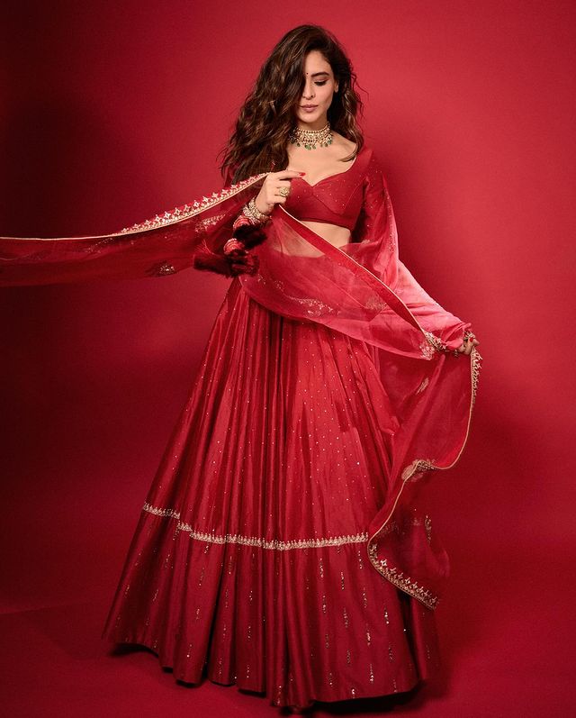 Aamna Sharif : आमना ने ऑफ शोल्डर ड्रेसेज में ढाया कहर 8 प्यारी आमना