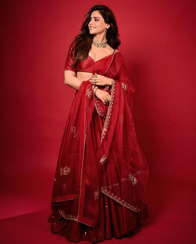 Aamna Sharif : आमना ने ऑफ शोल्डर ड्रेसेज में ढाया कहर 7 बेदाग़ खूबसूरती