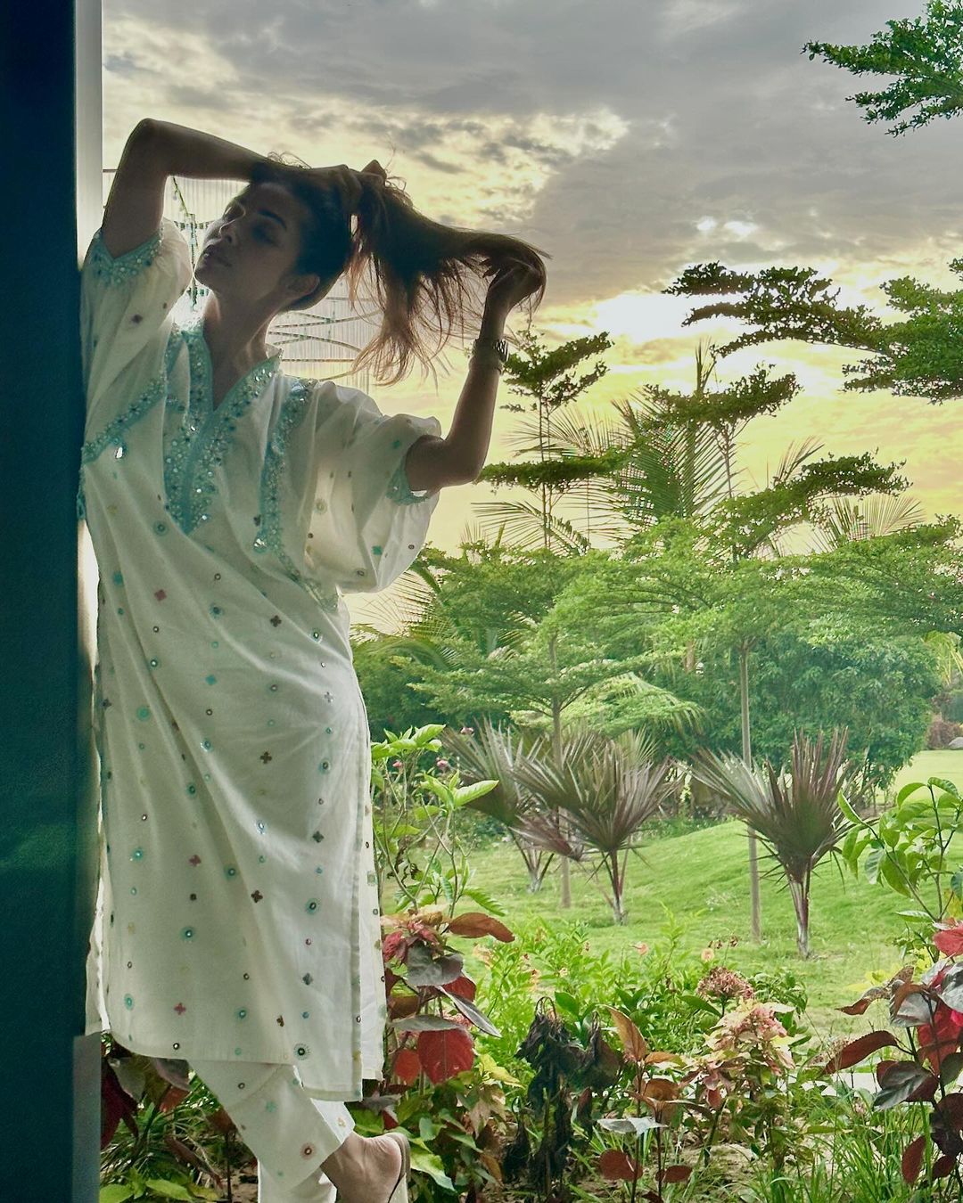 व्हाइट सूट, नो-मेकअप लुक और नूर, सिंपल अंदाज में बला की खूबसूरत दिखीं मलाइका अरोड़ा... 12 मलाइका अरोड़ा