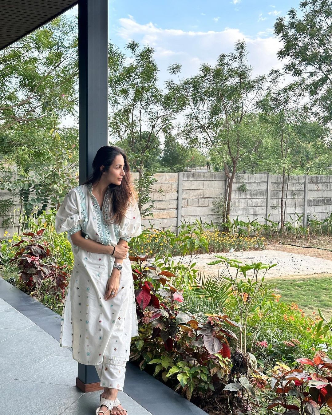 व्हाइट सूट, नो-मेकअप लुक और नूर, सिंपल अंदाज में बला की खूबसूरत दिखीं मलाइका अरोड़ा... 13 सिंपल व्हाइट सूट