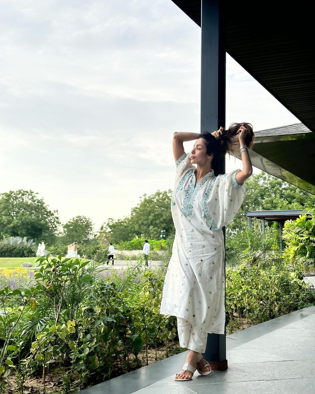 व्हाइट सूट, नो-मेकअप लुक और नूर, सिंपल अंदाज में बला की खूबसूरत दिखीं मलाइका अरोड़ा... 14 नो-मेकअप लुक