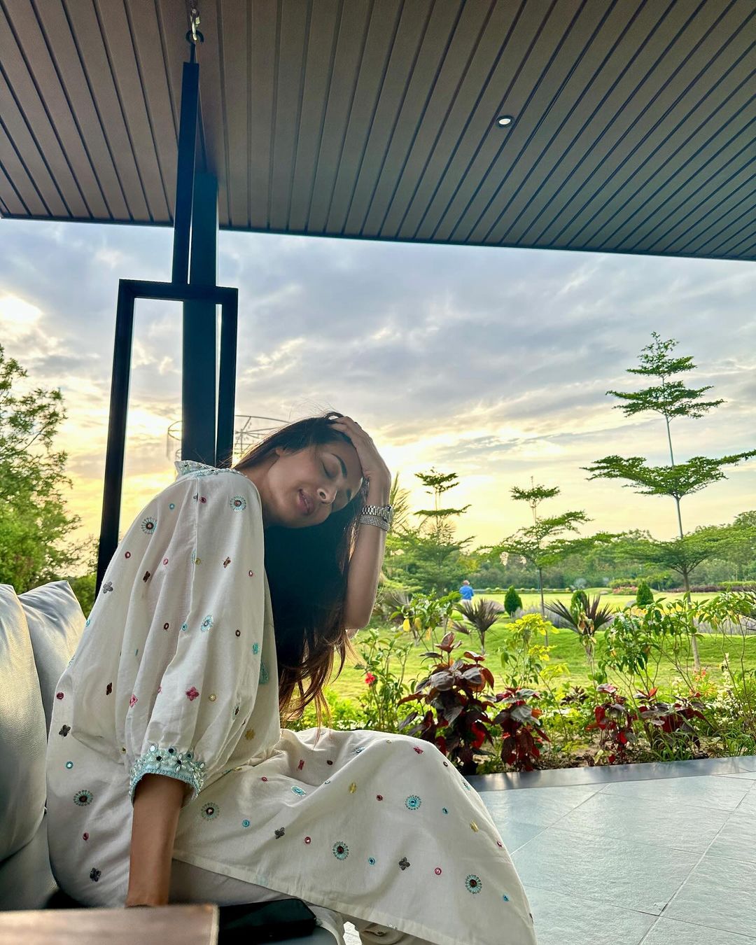 व्हाइट सूट, नो-मेकअप लुक और नूर, सिंपल अंदाज में बला की खूबसूरत दिखीं मलाइका अरोड़ा... 15 लगती हैं कमाल